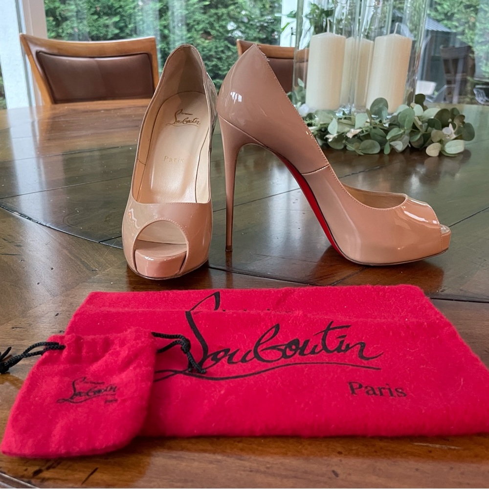 Selling a very lightly used pair of Christian Louboutins. Size 38.